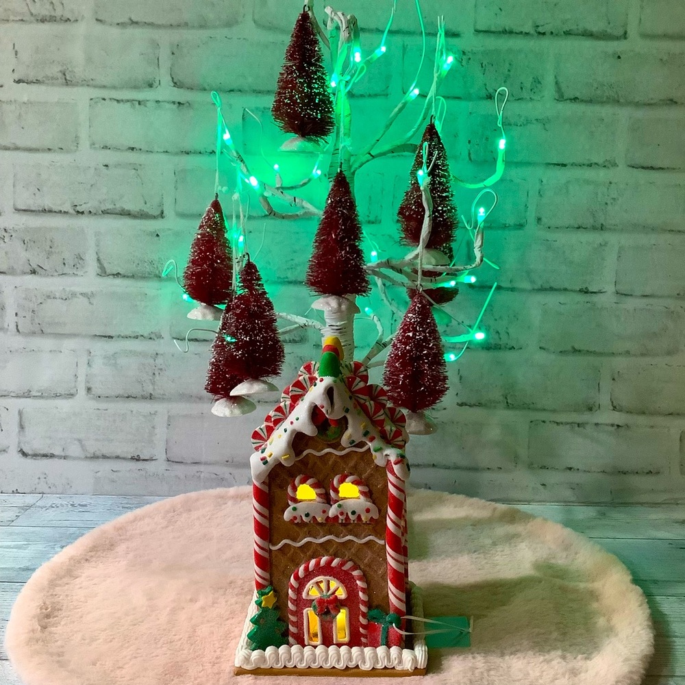 PEPPERMINT SQUARE 8in Led Gingerbread House